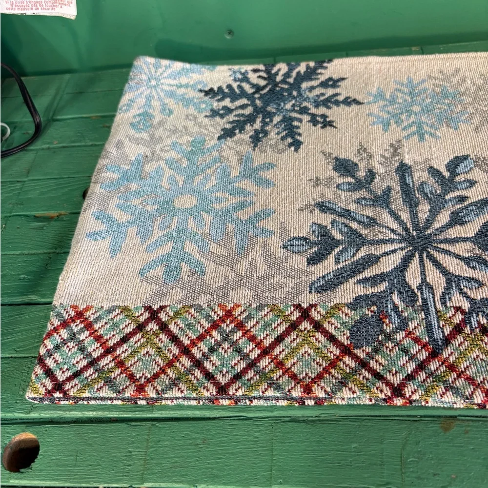 Snowflake Pattern Table Runner - Picture 6 of 13